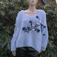Swetry damskie - Oversizowy, moherowy sweterek z haftowanymi kwiatami - miniaturka - grafika 1