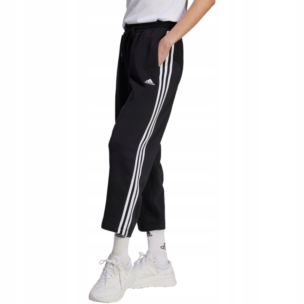 Spodnie damskie adidas Essentials 3-Stripes Open Hem Fleece czarne HZ5748 L