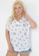 Bluzki damskie - Biało-Niebieska Bluzka w Rustykalnym Stylu w Kwiaty Aldora - miniaturka - grafika 1