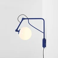 Lampy ścienne - Krótki kinkiet Soho Glass z kobaltowym kloszem i kulistym wysięgnikiem do sypialni - miniaturka - grafika 1