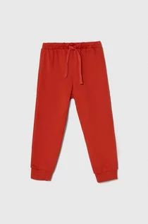 Spodnie i spodenki dla chłopców - United Colors of Benetton spodnie dresowe bawełniane dziecięce kolor czerwony z nadrukiem - grafika 1