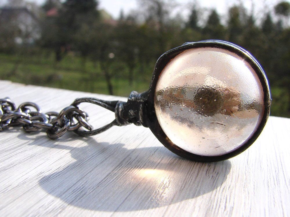 Różowa szklana kula - witrażowy wisior na łańcuszku