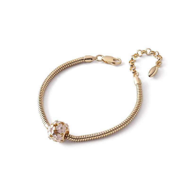 Bransoletka z ażurową kulką z różowymi kwiatami typu beads, srebro 925 w złotym pokryciu