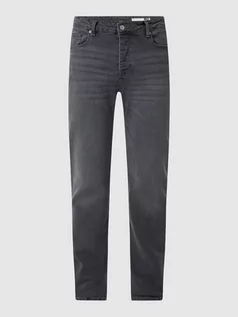 Spodnie męskie - Jeansy z naszywką z logo - grafika 1