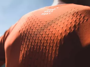 COMPRESSPORT Koszulka biegowa z krótkim rękawem TRAINING T-SHIRT SS TRAIL CAPSULE 2023 rust/black - Koszulki sportowe męskie - miniaturka - grafika 4