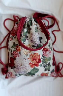 Torebki damskie - Plecak torba 2w1 czerwona w kwiaty - grafika 1