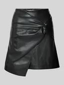 Spódnice - Spódnica mini z imitacji skóry z wiązanym detalem model ‘LAURE’ - miniaturka - grafika 1