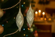 Bombki - Komplet 2 bombek plastikowych podłóżnych zielono-złotych 3608 - miniaturka - grafika 1