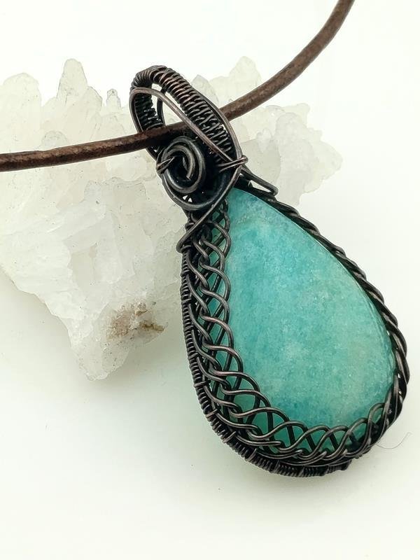 Amazonit - wisior miedziany (5x2.7 cm) na rzemieniu naturalnym 47 plus 5 cm, waga 17 gram, rękodzieło