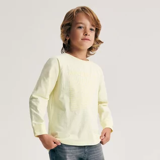 Bluzki dla chłopców - Reserved - Bawełniana bluzka z aplikacją - Zielony - grafika 1