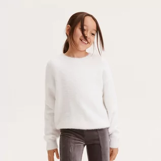 Swetry dla dziewczynek - Reserved - Sweter z dzianiny z długim włosem - Biały - grafika 1