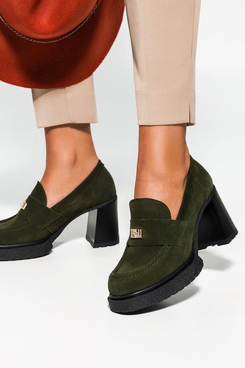 Zielone mokasyny skórzane damskie ze złotą ozdobą na szerokim klocku PRODUKT POLSKI Casu 20169-40