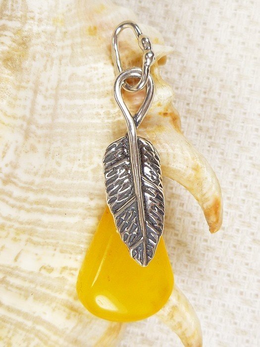 Wisiorek srebrny z bursztynem 604-52