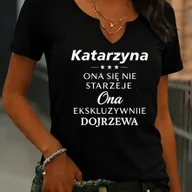 Bluzki damskie - TEMU Damska letnia koszulka z dekoltem w serek z napisem " Ona Się Nie Starzeje" (polski: ", nie starzeje się"), zabawny slogan. Wykonana z lekkiej i - miniaturka - grafika 1