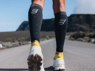 COMPRESSPORT Opaski kompresyjne na łydki R2V3 OXYGEN black steel grey - Pozostały sprzęt i akcesoria do ćwiczeń - miniaturka - grafika 3