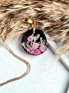 Wisiorki - Wisiorek z żywicy z suszonymi kwiatami różowa gipsówka - miniaturka - grafika 1