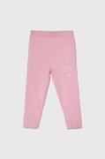 Spodnie i spodenki dla dziewczynek - Guess spodnie dresowe bawełniane dziecięce kolor różowy z nadrukiem - miniaturka - grafika 1