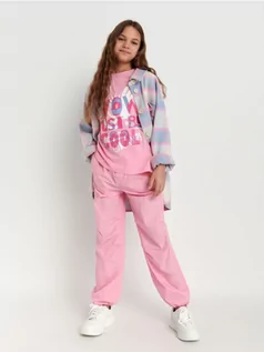 Spodnie i spodenki dla dziewczynek - Sinsay - Spodnie parachute - różowy - grafika 1