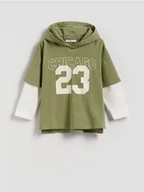 Bluzy dla chłopców - Reserved - Bawełniany longsleeve z kapturem - oliwkowy - miniaturka - grafika 1