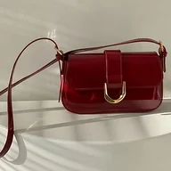 Inne - Elegancka Torba Bagietka w Stylu dla Kobiet - Czerwona Sztuczna Skóra z Odpinanym Paskiem, Lekka i z Akcentami Błyszczenia - miniaturka - grafika 1