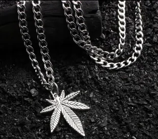 Naszyjnik Wisiorek Marihuana Liście Konopii Zioło Ganja Prezent Y2K - Wisiorki - miniaturka - grafika 1