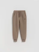 Spodnie i spodenki dla chłopców - Reserved - Joggery z bawełną - ciemnobrązowy - miniaturka - grafika 1