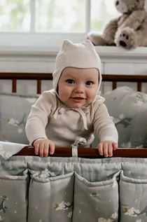 Czapeczki dla niemowląt - That's mine czapka niemowlęca kolor beżowy z cienkiej dzianiny bawełniana - grafika 1