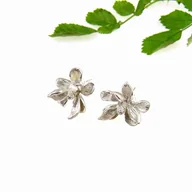 Kolczyki - Kolczyki srebrne - Magnolie białe sztyft - miniaturka - grafika 1