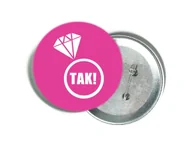Gadżety dla niej i dla niego - Przypinka różowa z białym napisem TAK! i pierścionkiem - miniaturka - grafika 1