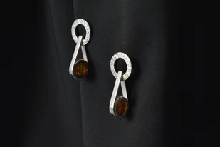 Srebrne kolczyki z bursztynem. - Kolczyki - miniaturka - grafika 1