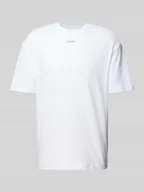 Koszulki męskie - T-shirt o kroju oversized z nadrukiem z logo - miniaturka - grafika 1