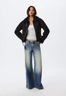 Kurtki damskie - Stradivarius Krótka kurtka pilotka z kożuszkiem Czarny S - miniaturka - grafika 1