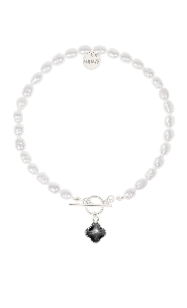 Bransoletka z pereł ze srebrną koniczyną z czarną emalią 19 cm