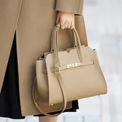 Inne - TEMU Damska Torebka z Prawdziwej Skóry - Duża Pojemność, Regulowany Pasek, Elegancki Design w Kolorze Beżowym/Jasnobrązowym z Złotymi Akcesoriami, - miniaturka - grafika 1