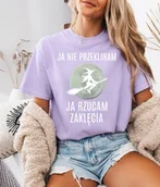 Koszulki i topy damskie - Fiołkowa koszulka damska z nadrukiem wiedźmy oraz napisem ja nie przeklinam ja rzucam zaklęcia - miniaturka - grafika 1