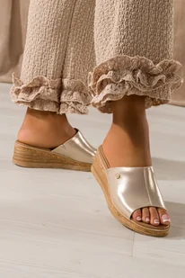 Złote klapki damskie Sergio Leone błyszczące zabudowane na koturnie złota ozdoba skórzana wkładka KL191-CA - Klapki i japonki damskie - miniaturka - grafika 1