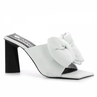 Białe klapki z kokardą CARINII - Carinii - Klapki i japonki damskie - miniaturka - grafika 1