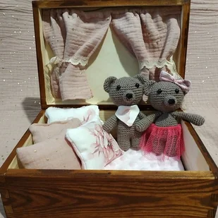 Para misi w drewnianej skrzynce z akcesoriami, brązowe OD RĘKI - Maskotki i pluszaki Para misi w drewnianej skrzynce z akcesoriami, brązowe OD RĘKI - Maskotki i pluszaki - miniaturka - grafika 1