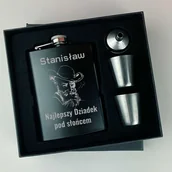 Gadżety dla niej i dla niego - Piersiówka najlepszy dziadek pod słońce z imieniem prezent - miniaturka - grafika 1