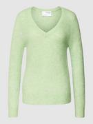 Swetry damskie - Sweter z dzianiny z dekoltem w serek model ‘UMBRA’ - miniaturka - grafika 1