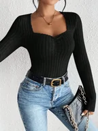 Bluzki damskie - Prążkowana damska bluzka z dekoltem w serce - Czarny - miniaturka - grafika 1