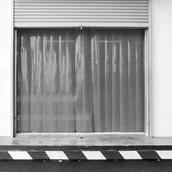 Wyposażenie miejsc publicznych - B2B Partner Zasłona paskowa - ruchome lamele 11333 - miniaturka - grafika 1