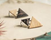Kolczyki - Drevniana Trójkątne kolczyki z drewna w kontrastowych kolorach - miniaturka - grafika 1