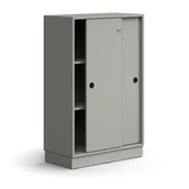 Szafy biurowe - Zamykana szafa przesuwna QBUS, 2 półki, cokół, uchwyty, 1252x800x400 mm, jasnoszary - miniaturka - grafika 1