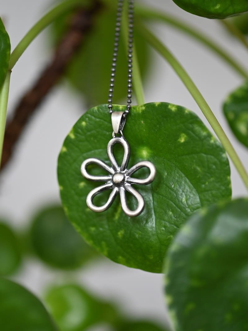 Ażurowy kwiatuszek duży - zawieszka srebrna