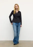 Koszule damskie - Stradivarius Podstawowa dopasowana koszula Czarny XS - miniaturka - grafika 1