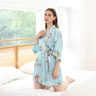 Szlafroki damskie - Krótki satynowy szlafrok w kwiaty - Niebieski Uniwersalny - miniaturka - grafika 1