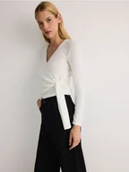 Swetry damskie - Reserved - Sweter z kopertowym wiązaniem - złamana biel - miniaturka - grafika 1