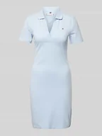 Sukienki - Sukienka polo o długości do kolan z wyhaftowanym logo - miniaturka - grafika 1