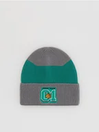 Czapki damskie - Reserved - Czapka z naszywką - ciemnoszary - miniaturka - grafika 1